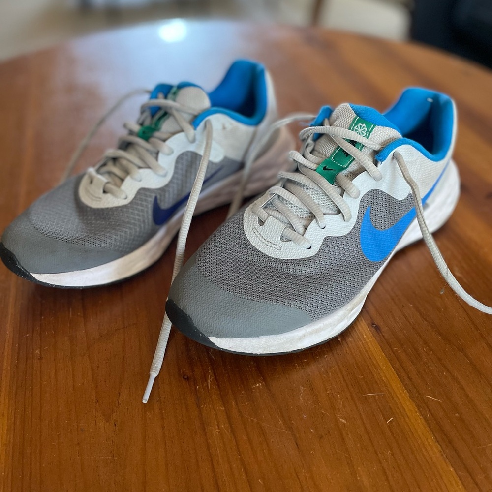 Nike Boys 6 youth Gray and Blue Athletic Sneakers